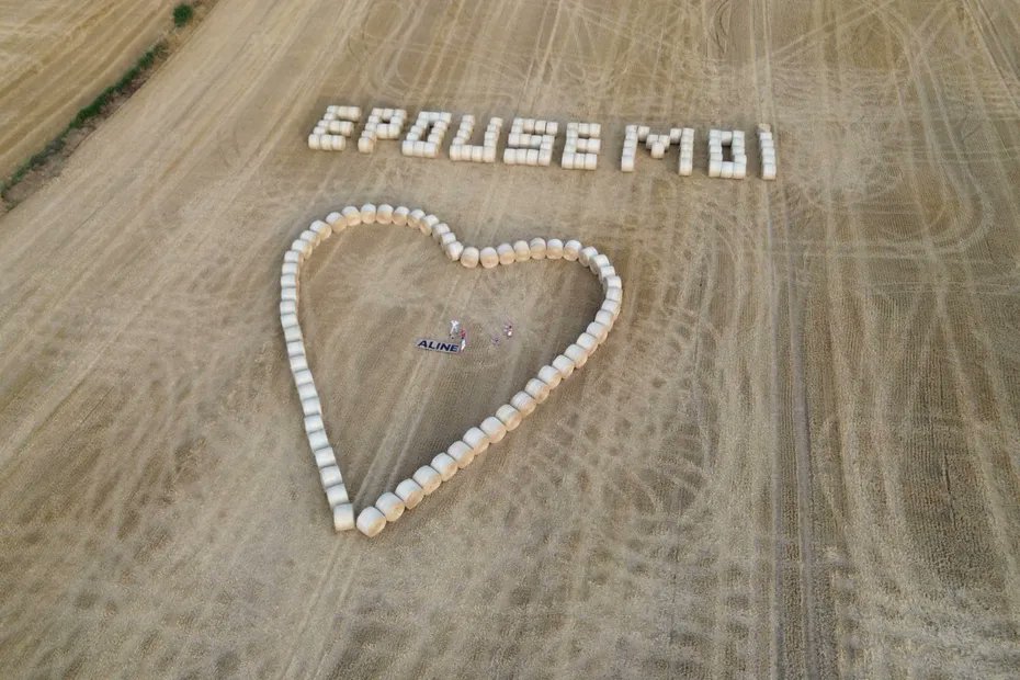 🇫🇷💍💚 SMILE | Un agriculteur des Deux-Sèvres a fait sa demande en mariage à l’aide de 160 bottes de paille. Elle a dit oui !