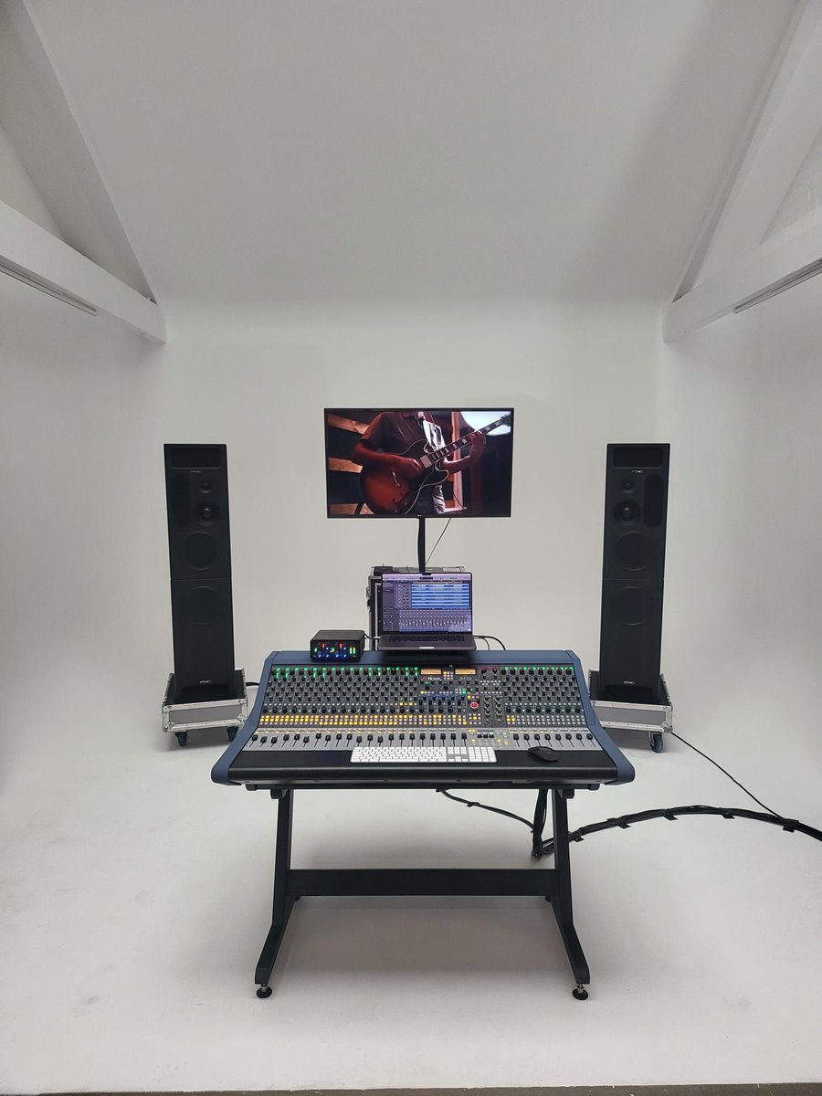 The 8424 console - a perfect fit for modern hybrid studios. 🔥 

Its sleek design offers multi-DAW automation and seamless connectivity with your favourite outboard gear. 

Experience supreme sound with Neve’s classic and modern topology. 

#NeveSound
