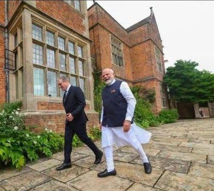 AG_knocks's tweet image. Since the British pay lot of attention to their attire, clothes worn by Modi in London grabbed eyeballs.
His attire was called the fleece version of Nehru's royal outfit
The trouser he’ wearing is a ladies' one bcos gents wear churidaar in which cloth is stitched in ureb shape.…