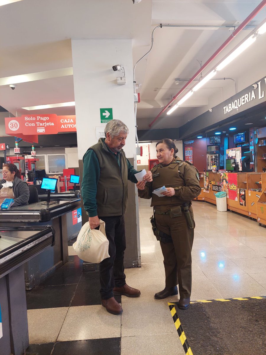 CarabPrefecSur's tweet image. #LaCisterna: @CarabMicc de la 10ª Comisaría, realizan difusión preventiva en Supermercados, Mayorista 10, Santa Isabel, Unimarc y Tottus de la Comuna La Cisterna, entregando recomendaciones de seguridad para prevenir delitos.
#CarabinerosDeTodos