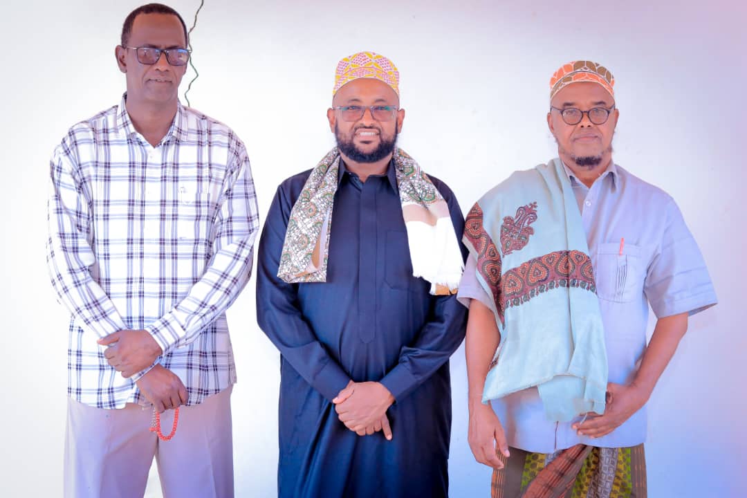 MaxFAROLE's tweet image. Reer #Buuhoodle waad mahadsantihiin dhamaan. Waxbadan baad usoo adkeysateen. Halgankiinii waa mira-dhalay. Maanta ayey idinkugu dhowdahaye dhamaystirta maamulkiina. Midnimo & Guul baan idiin rajaynayaa. #SSCKH #Somalia
