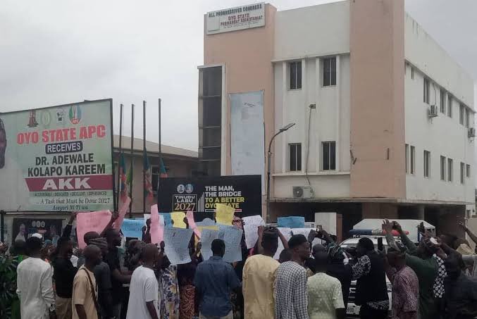 Oyoaffairs's tweet image. Oyo APC Youths Protest at Party Secretariat Over Party’s Inability to Field Candidate in Ibadan North Bye-Election Primary | oyoaffairs.net/oyo-apc-youths…