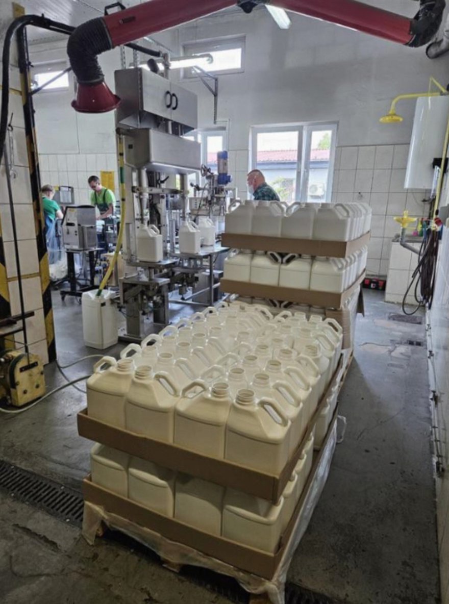 _LifeScientific's tweet image. Recently, we visited suppliers in Poland and Romania to explore how flexible packaging can make our supply chain more responsive. 

When we arrived, our product 𝘕𝘪𝘢𝘯𝘵𝘪𝘤 was already on the line, being packaged beautifully (if we do say so ourselves 😉).

#AgileSupplyChain