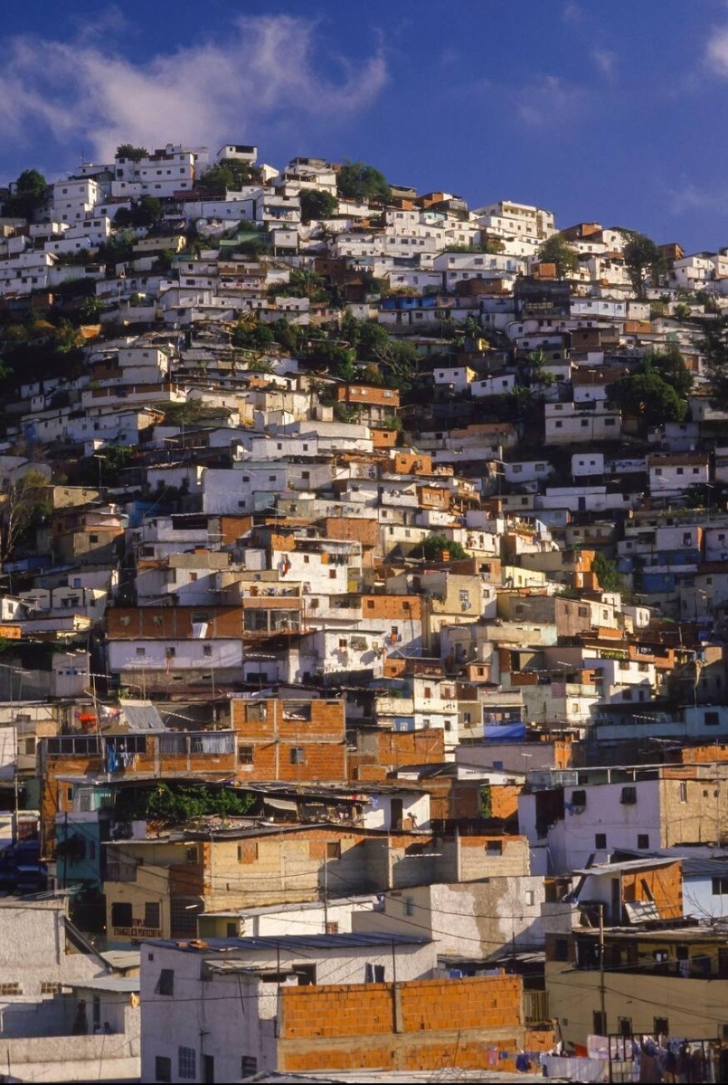 DALL97m's tweet image. Caracas, Venezuela, 1987. Asentamientos irregulares, infraviviendas o comúnmente llamados «ranchos»