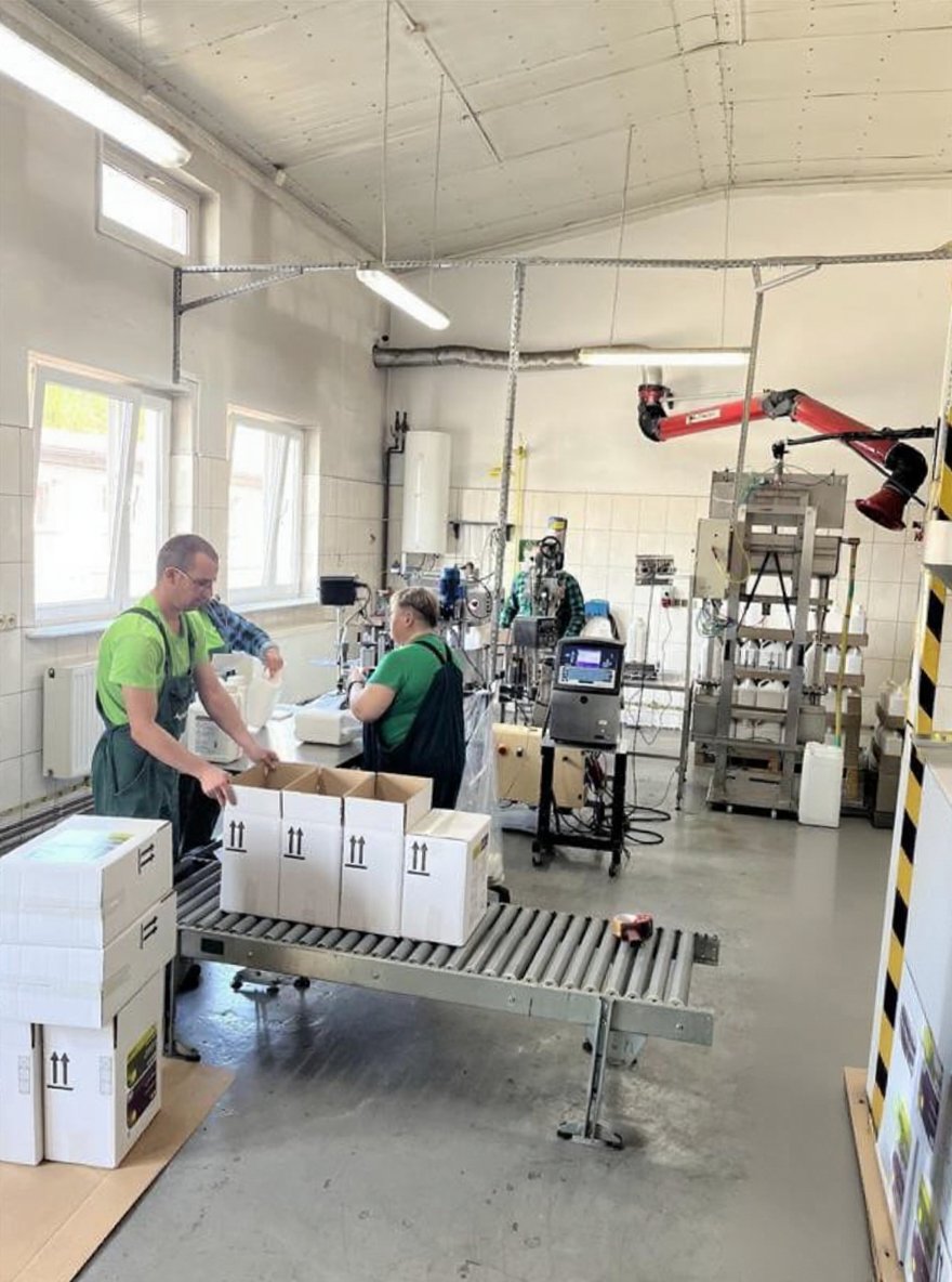 _LifeScientific's tweet image. Recently, we visited suppliers in Poland and Romania to explore how flexible packaging can make our supply chain more responsive. 

When we arrived, our product 𝘕𝘪𝘢𝘯𝘵𝘪𝘤 was already on the line, being packaged beautifully (if we do say so ourselves 😉).

#AgileSupplyChain