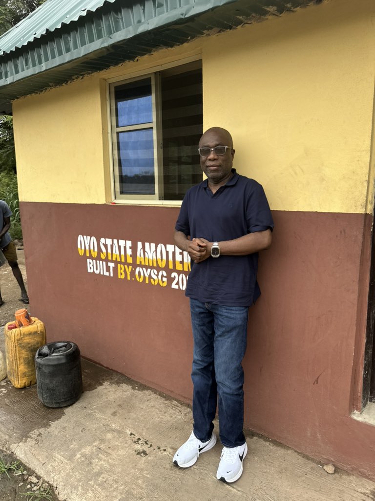 ikhide's tweet image. Ibadan. Adunni's clans of brown rusted roofs. Spending the weekend here with Barrister Joe Ikheloa for a wedding.
Someone is doing good work in Oyo State. Ibadan is much cleaner than Lagos. For the first time since landing Nigeria, I saw smooth roads, with no heaps of garbage…