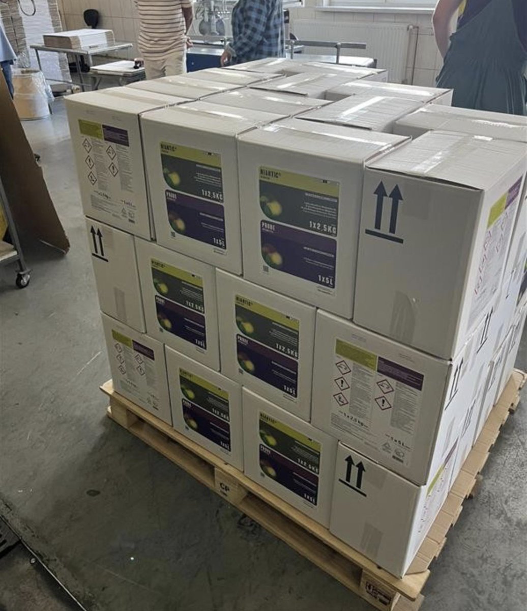 _LifeScientific's tweet image. Recently, we visited suppliers in Poland and Romania to explore how flexible packaging can make our supply chain more responsive. 

When we arrived, our product 𝘕𝘪𝘢𝘯𝘵𝘪𝘤 was already on the line, being packaged beautifully (if we do say so ourselves 😉).

#AgileSupplyChain