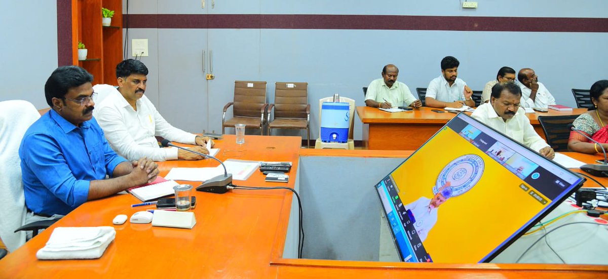 varma_vegesana's tweet image. ముఖ్యమంత్రి @ncbn గారు రాష్ట్ర సచివాలయం నుండి  కలెక్టర్లతో వీడియో కాన్ఫరెన్స్ నిర్వహించారు.స్వర్ణ ఆంధ్ర P4 కార్యక్రమం అమలు గురించి ఆయన జిల్లా కలెక్టర్లకు తగు సూచనలు చేశారు.ఈ కార్యక్రమంలో కలెక్టర్ తో కలిసి బాపట్ల MLA వేగేశన నరేంద్ర వర్మ రాజు గారు హాజరయ్యారు.
#P4Model
(1/2)