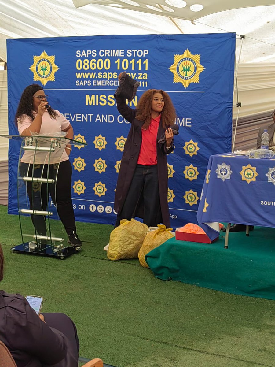 SAPoliceService's tweet image. #sapsEC In honour of #MandelaDay the Eastern Cape Provincial SAPS, in partnership with the Department of Correctional Services, Community Safety and other stakeholders, brought warmth and dignity to the elderly at Phumalanga Old Age Home in Alice (Dikeni), in the Amathole…