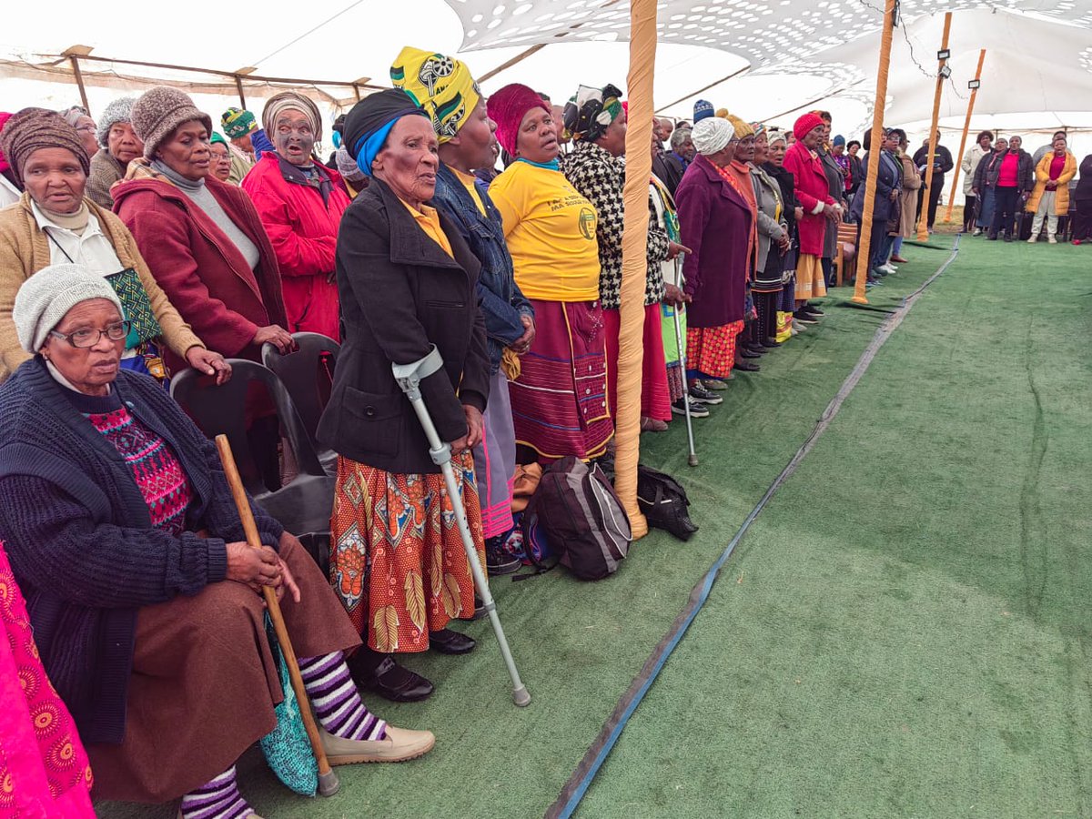 SAPoliceService's tweet image. #sapsEC In honour of #MandelaDay the Eastern Cape Provincial SAPS, in partnership with the Department of Correctional Services, Community Safety and other stakeholders, brought warmth and dignity to the elderly at Phumalanga Old Age Home in Alice (Dikeni), in the Amathole…