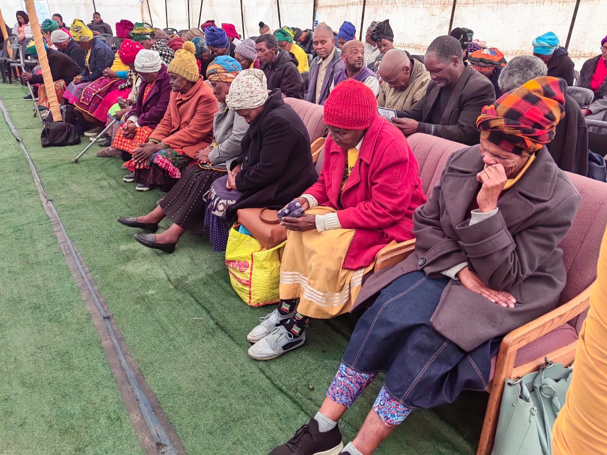 SAPoliceService's tweet image. #sapsEC In honour of #MandelaDay the Eastern Cape Provincial SAPS, in partnership with the Department of Correctional Services, Community Safety and other stakeholders, brought warmth and dignity to the elderly at Phumalanga Old Age Home in Alice (Dikeni), in the Amathole…