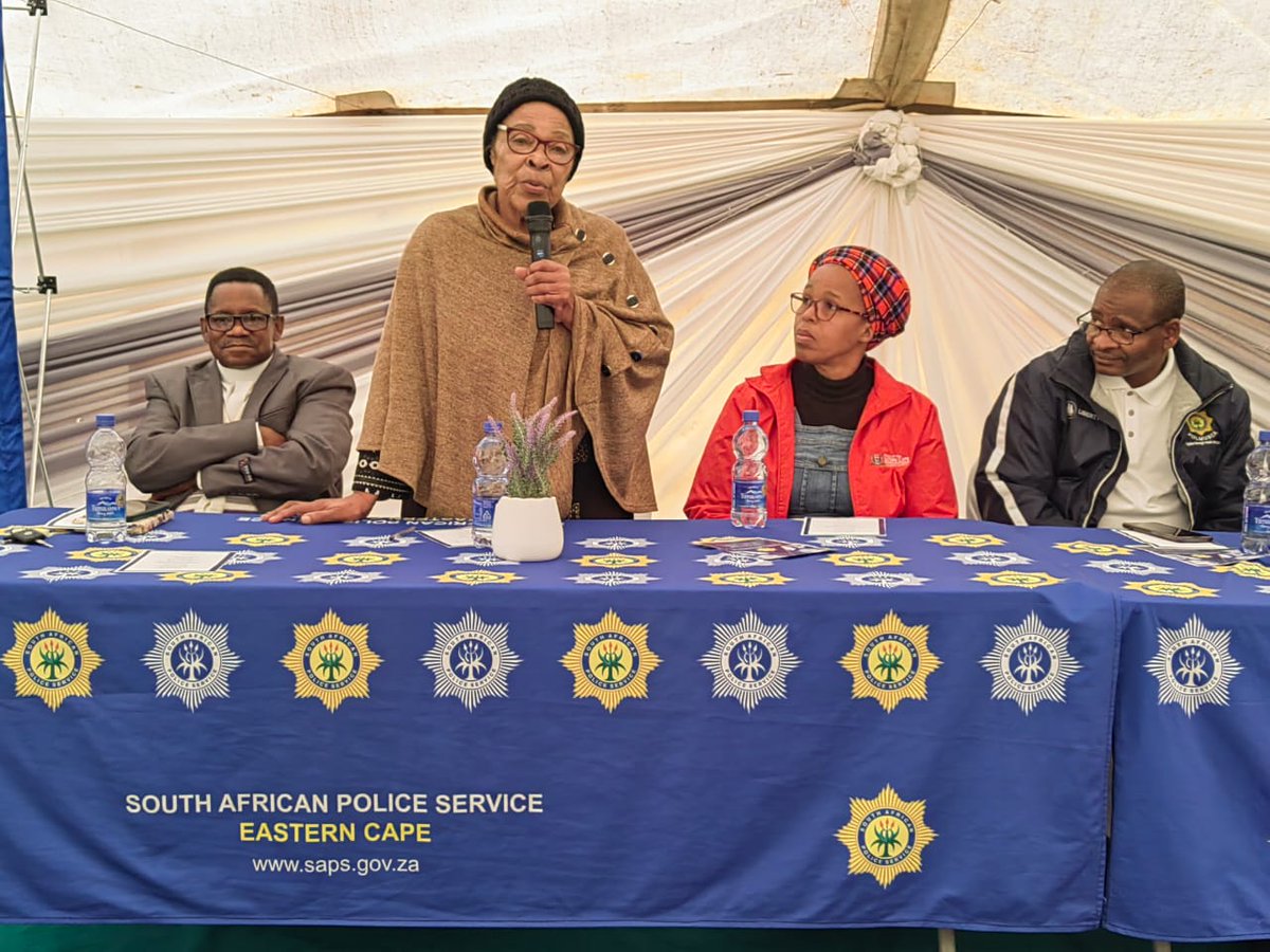 SAPoliceService's tweet image. #sapsEC In honour of #MandelaDay the Eastern Cape Provincial SAPS, in partnership with the Department of Correctional Services, Community Safety and other stakeholders, brought warmth and dignity to the elderly at Phumalanga Old Age Home in Alice (Dikeni), in the Amathole…