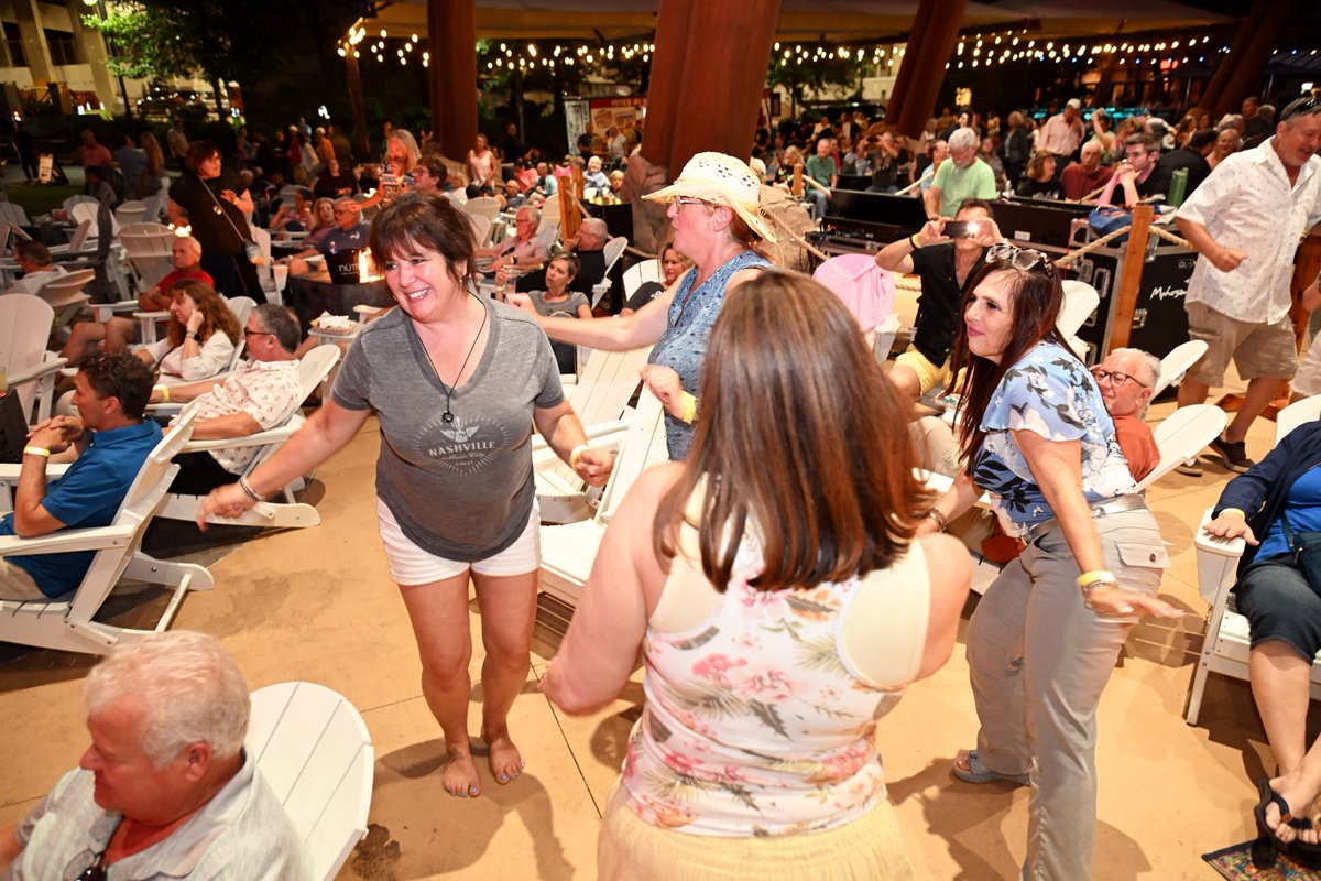 MoheganSun's tweet image. We had an amazing time at last Friday's Party on the Sun Patio as Beatlemania Again transported us back in time with all of the Beatles' greatest hits! From the incredible live performances to delicious food & drinks, it was another beautiful summer Friday night! 😎
Raise your…