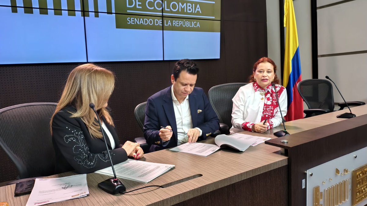 SecretaríaSenado 🇨🇴 (@secresenado) on Twitter photo Ante <a href="/SecreSenado/">SecretaríaSenado 🇨🇴</a> la representante a la Cámara <a href="/MaryannePHC/">MaryAnne Representante</a> radicó el proyecto de Ley que permite que la Nación y el Congreso de la República rindan homenaje al municipio del Socorro, Santander como pionero de la libertad y realice reconocimiento a sus acciones históricas. Ante <a href="/SecreSenado/">SecretaríaSenado 🇨🇴</a> la representante a la Cámara <a href="/MaryannePHC/">MaryAnne Representante</a> radicó el proyecto de Ley que permite que la Nación y el Congreso de la República rindan homenaje al municipio del Socorro, Santander como pionero de la libertad y realice reconocimiento a sus acciones históricas.
