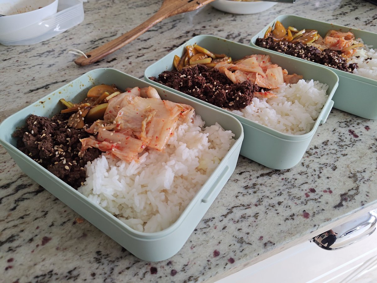 HowlingNeko's tweet image. This is what I meal prepped for half the week :3
Korean Beef & Rice Bowl ๐