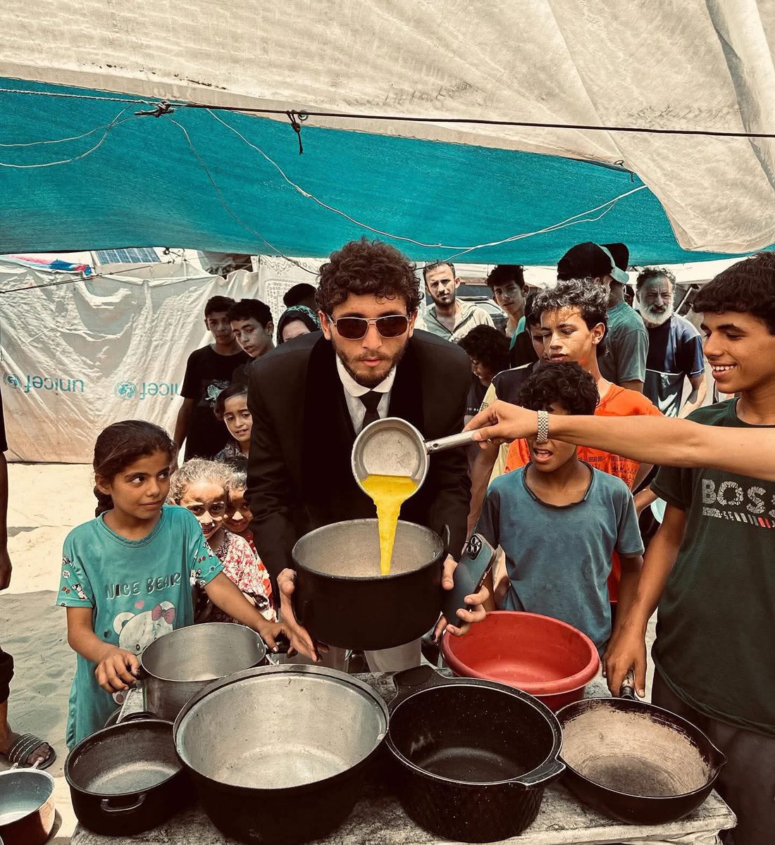 loaykh95's tweet image. جمعة سكر الباب في وجه كل واحد برا، شايف الغزاوي بصورة انه مبهدل وحياته قبل الحرب كانت نقمة .
جمعة لبس الهم بدلة ونزل ع التكية .
#غزة