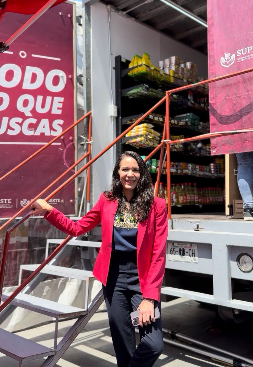 DuniaLudlow's tweet image. Hoy asistí a la Caravana para Mujeres en la Propiedad Social en @GobMilpaAlta, llevando el #SuperMóvil de @TUSUPERISSSTE 🚚🛒 para acercar productos esenciales a precios accesibles directamente a las comunidades.
Acompañamos a nuestras compañeras de @SEDATU_mx @florivonemm y…