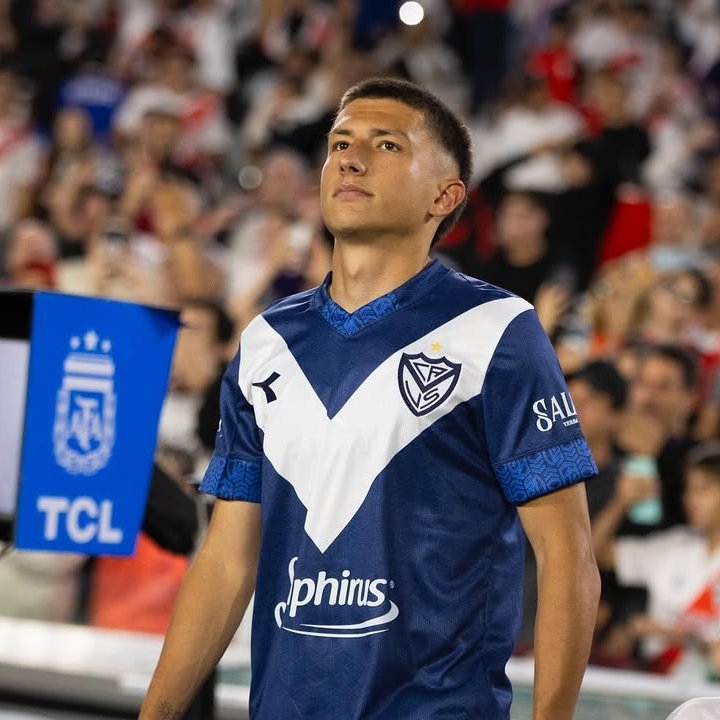 Thiago Fernández, extremo de Vélez ⬜️🔷⬜️, está muy cerca de Villarreal  🇪🇸. Hay negociaciones avanzadas para que llegue en condición de libre en  enero de 2026. Vía @CLMerlo.