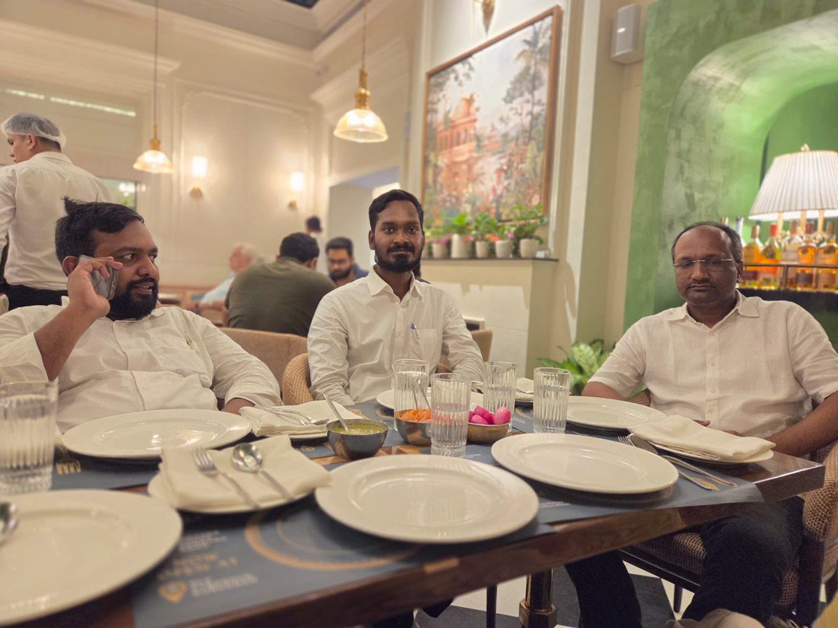 YuvasochRajeev's tweet image. पिता जी का सपना… एक-एक कर पूरा होता जा रहा है।
आज छोटे भाई अभिषेक रंजन ने वकालत की पढ़ाई पूरी कर बार काउंसिल ऑफ दिल्ली में बतौर अधिवक्ता अपना पंजीकरण कराया।यह हम सभी के लिए अत्यंत हर्ष और गर्व का क्षण है।
आज इस उपलब्धि को छोटे भाई अधिवक्ता कृति रंजन, अभिषेक रंजन, श्रीमती जी और…