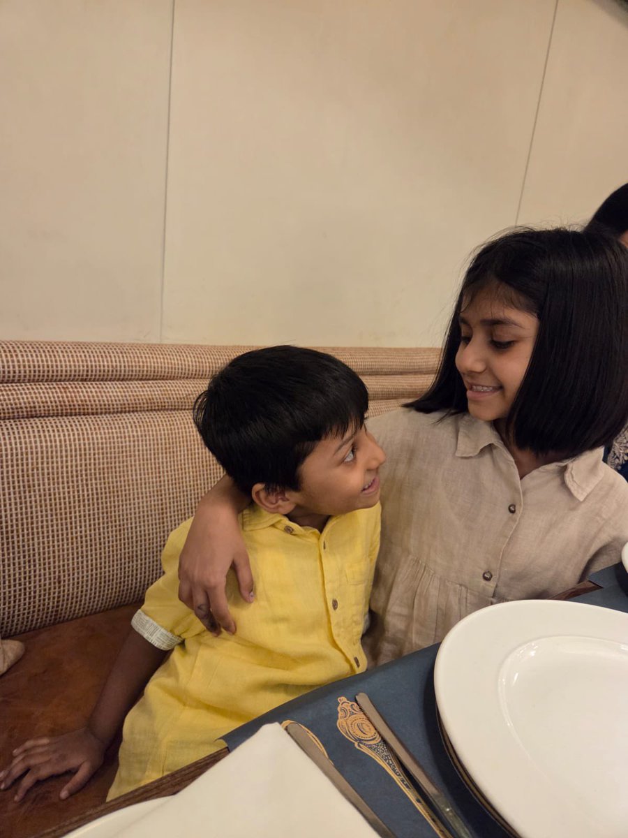 YuvasochRajeev's tweet image. पिता जी का सपना… एक-एक कर पूरा होता जा रहा है।
आज छोटे भाई अभिषेक रंजन ने वकालत की पढ़ाई पूरी कर बार काउंसिल ऑफ दिल्ली में बतौर अधिवक्ता अपना पंजीकरण कराया।यह हम सभी के लिए अत्यंत हर्ष और गर्व का क्षण है।
आज इस उपलब्धि को छोटे भाई अधिवक्ता कृति रंजन, अभिषेक रंजन, श्रीमती जी और…