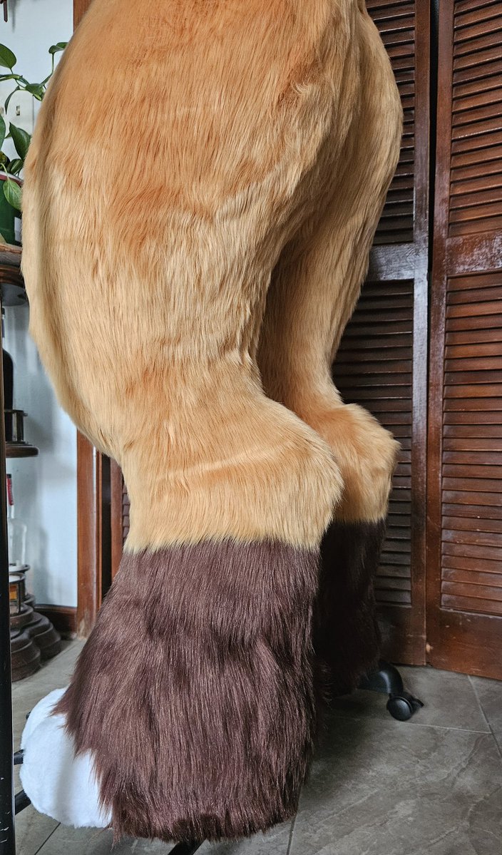 HollydaysInc's tweet image. Now for @FoxWithRamen 's body! After @FurryWeekend he needed a few adjustments and finishing touches, and now he is finally ready to be reunited 🦊
#FursuitFriday #fursuit #digigrade #fox