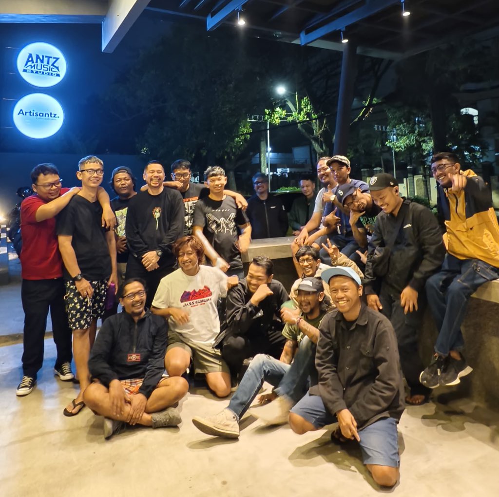 “Lek kumpul (bareng temen era masih muda) ngene keroso mbalik enom maneh, lek wes podo mulih mbalik dadi tuek maneh mikirno tanggungan urip” - Udin Bacok