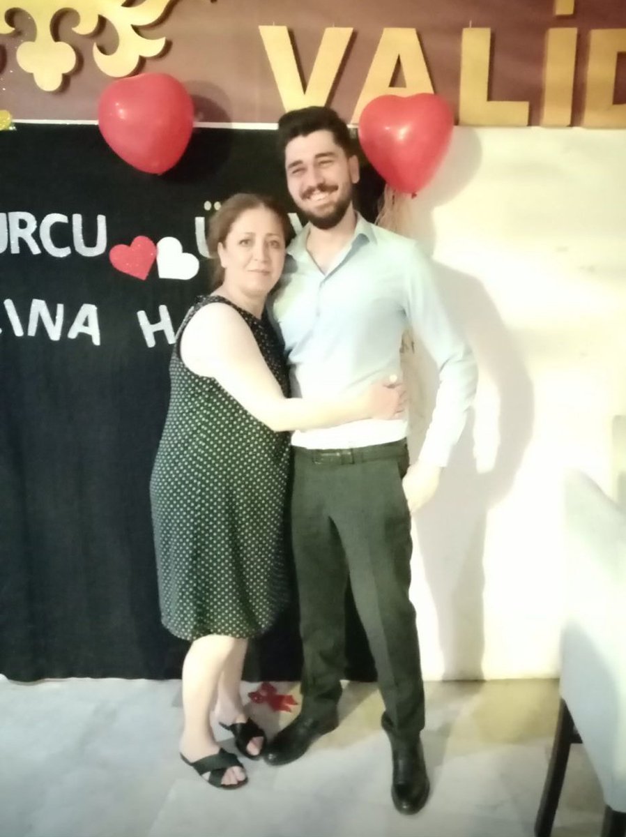 Fotoğraftaki kişi oğlum Samet Özgül.

Trafikte uyardığı 3 kişi tarafından canice boğazından bıçaklanarak katledildi!

🔴 20 suç kaydı olan 2 kişi serbest bırakıldı!
🔴 Baş failin “pişmanım” sözüyle müebbeti 25 yıla indirildi!
🔴 Yargıtay, adaletsiz kararı onadı!

Bu kararı kabul