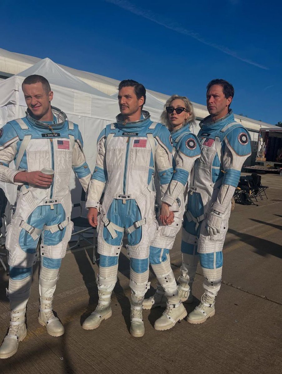 TavernaMarvel's tweet image. Pedro Pascal, Vanessa Kirby, Ebon Moss-Bachrach e Joseph Quinn nos bastidores de 'QUARTETO FANTÁSTICO: PRIMEIROS PASSOS'.