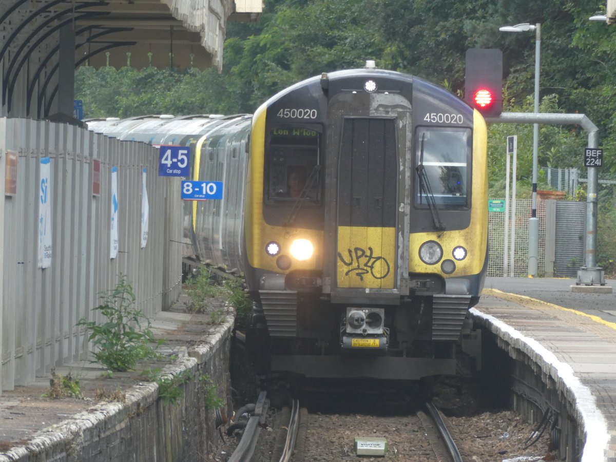 JRailVolunteer's tweet image. South Western Railway 450020 & 450078 at Ascot on 2C28 the 10:09 Reading to London Waterloo service.