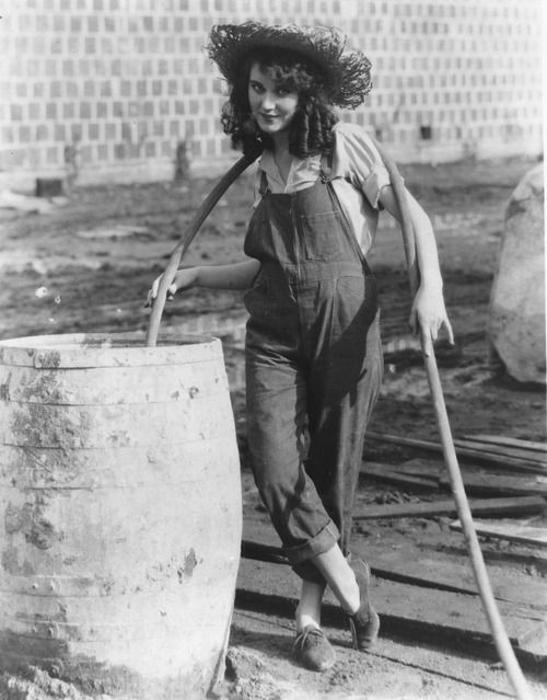 RealPreCinema's tweet photo. She was contracted to #ParamountPictures as a teen, where she made more than a dozen feature films, her first film at the age of 16.
Wray is mostly renowned for playing #AnnDarrow as the female lead in King Kong. She became a #WAMPAS Baby Star in 1926. #KingKong https://t.co/osSp1aNkIE