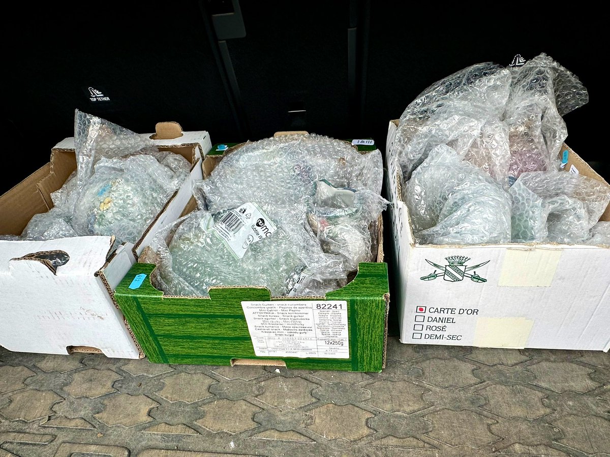 Foot bathing sheep in the morning with the #QuadSquad 🐾🐾🐾  and spent a lovely afternoon in Dingwall Marts, Fraser’s Auction Rooms. Picked up beautiful some Highland Stoneware. 😍