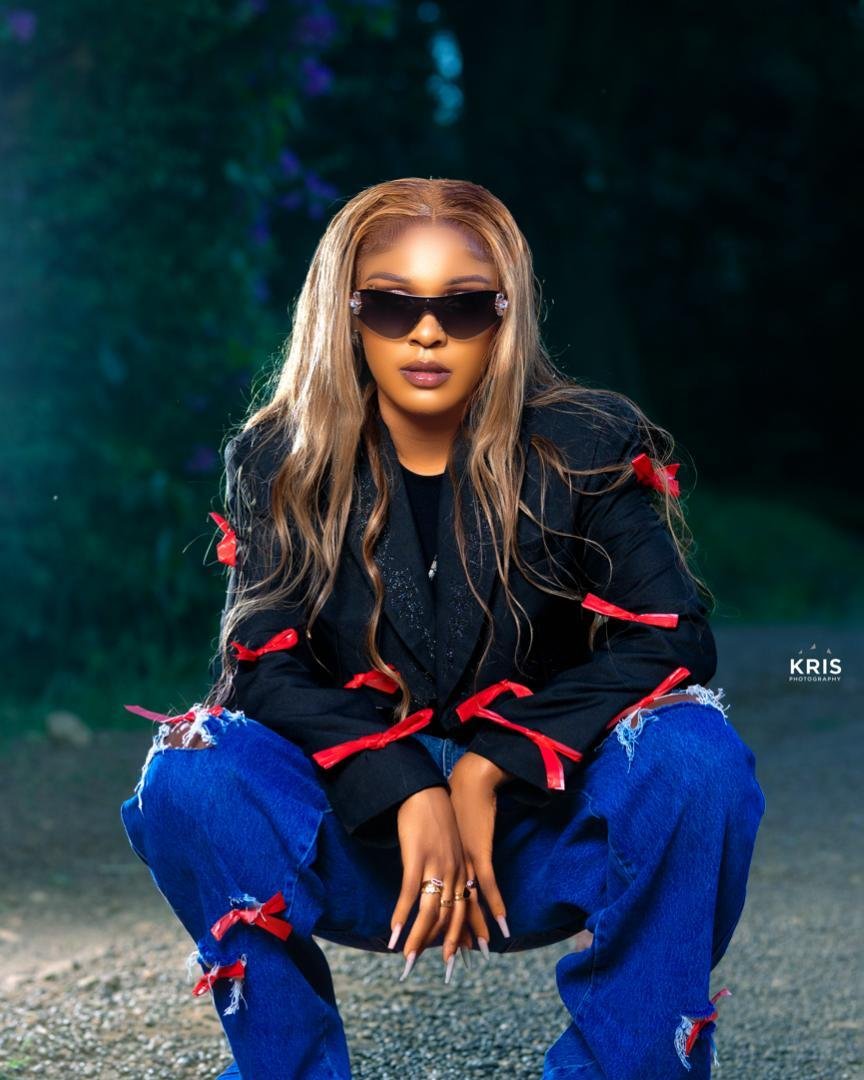 priyah_ice's tweet image. 💖Jowy landa, your music🎶 is pure love💕! your soulful vibes light up💡 Uganda. Your warm, witty fan interactions on social media spread joy🤭 and connection📢, making you a true queen👑! Can’t wait to see you soar even higher! 💫✨ #sassystar🌟 #JowyLanda #MusicQueen