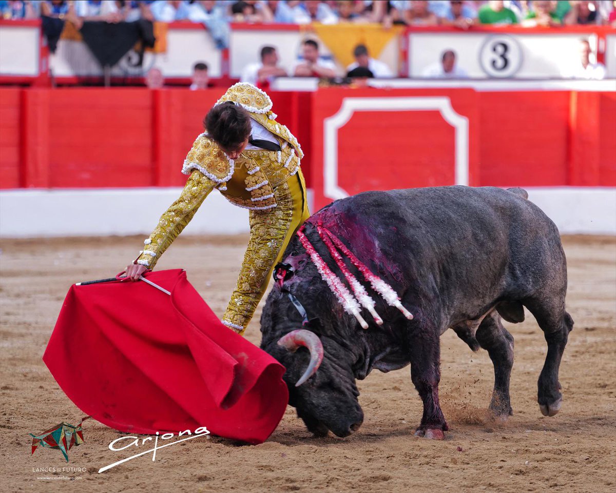 Lances de Futuro (@lancesdefuturo) on Twitter photo 🔵Santander🔵
Silencio para <a href="/RocaRey/">Andrés Roca Rey</a> tras lidiar a Hebreo, segundo toro de la tarde de <a href="/victorinotoros/">Victorino Martin</a> .
#feriadelnorte #toros #nohaybilletes 🔵Santander🔵
Silencio para <a href="/RocaRey/">Andrés Roca Rey</a> tras lidiar a Hebreo, segundo toro de la tarde de <a href="/victorinotoros/">Victorino Martin</a> .
#feriadelnorte #toros #nohaybilletes