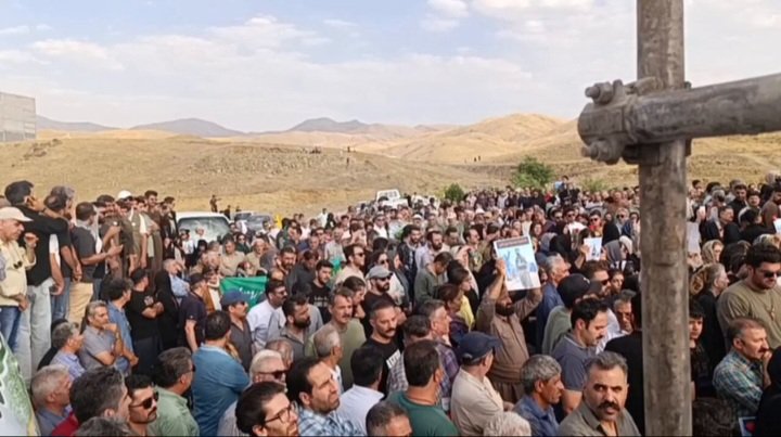 AryayyKurd15777's tweet image. متاسفانه پانکردها مثل دوالپا به مردم کردستان چسبیدهاند و آزار و اذیتشان رو کم نمیکنن.
هرجا مراسم و برنامهای باشه میان اونجا شعار ضدایرانی میدن.
مثل اینکه ایراندوستی و همبستگی کردها با دیگر اقوام ایرانی پانکردها رو بدجوری سوزونده.
#پاينده_ایران_یکپارچه