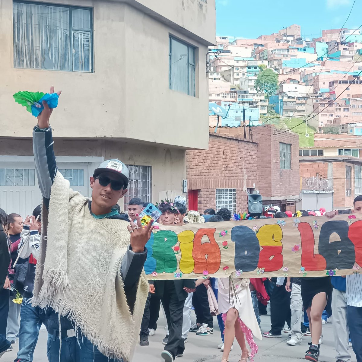 Educacionbogota's tweet image. La riqueza cultural y la sostenibilidad ambiental también hacen parte de nuestros #EntornosEscolaresInspiradores en los colegios públicos de Bogotá. Acompañamos el Carnaval de la Tierra del Colegio República de México IED y el proyecto del entorno San Bernardo que conforma la Red…