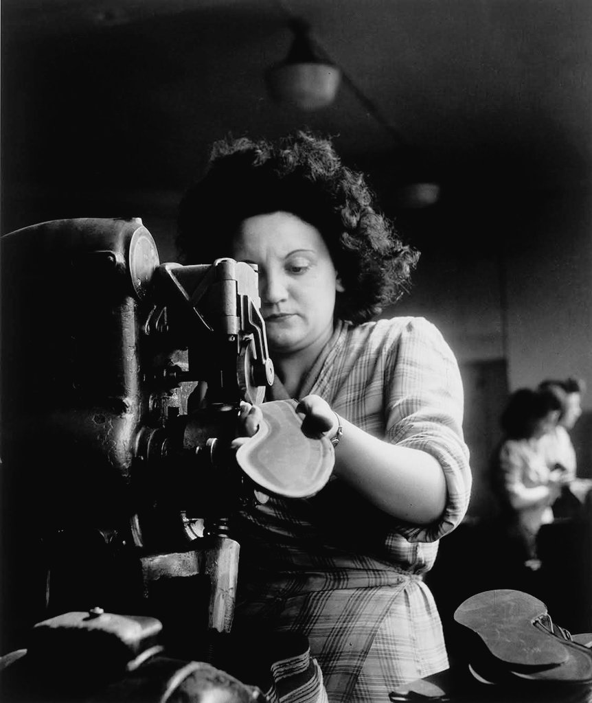 📷 Willy Ronis. 
La chaussure nationale, Usine Pillot
1946. Paris