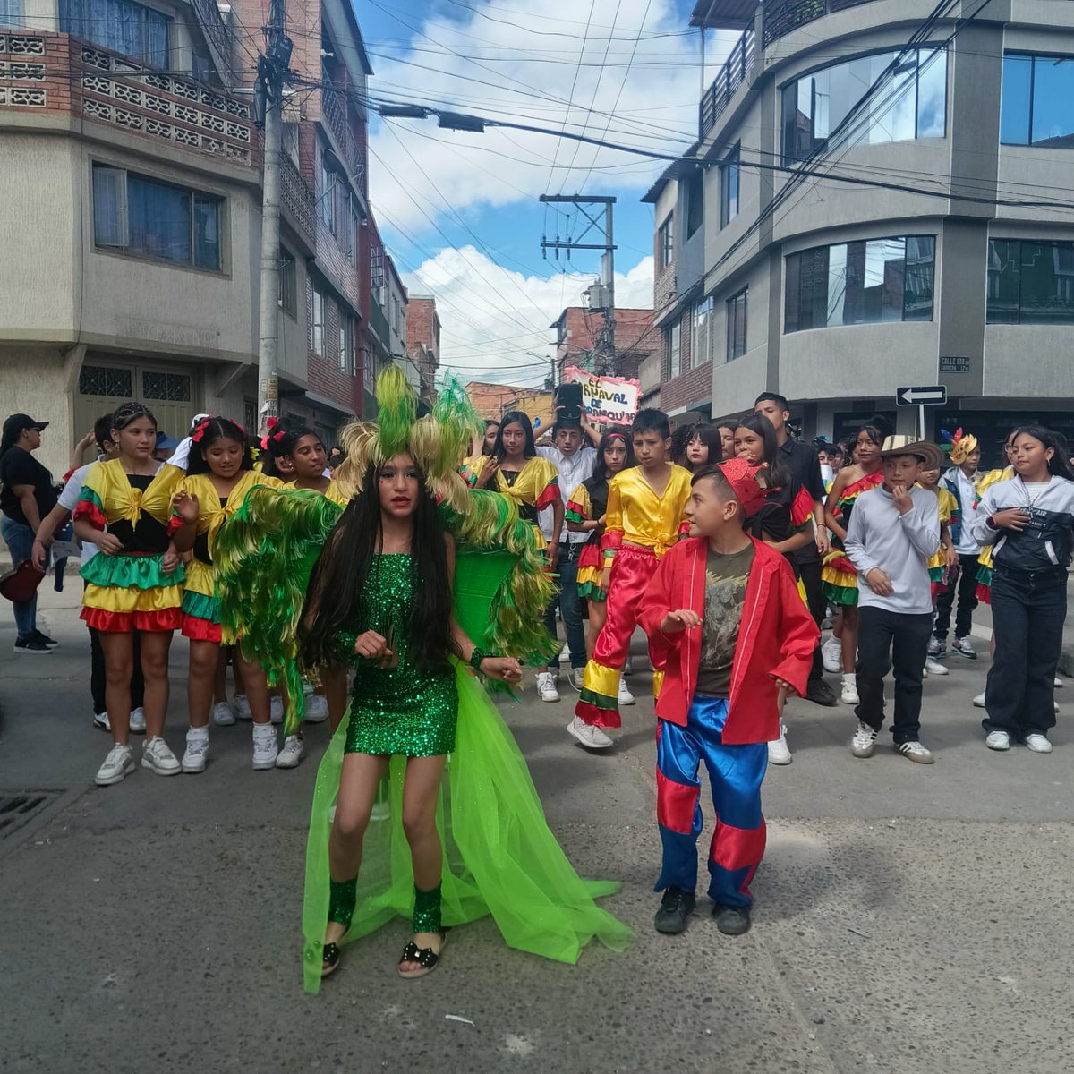 Educacionbogota's tweet image. La riqueza cultural y la sostenibilidad ambiental también hacen parte de nuestros #EntornosEscolaresInspiradores en los colegios públicos de Bogotá. Acompañamos el Carnaval de la Tierra del Colegio República de México IED y el proyecto del entorno San Bernardo que conforma la Red…