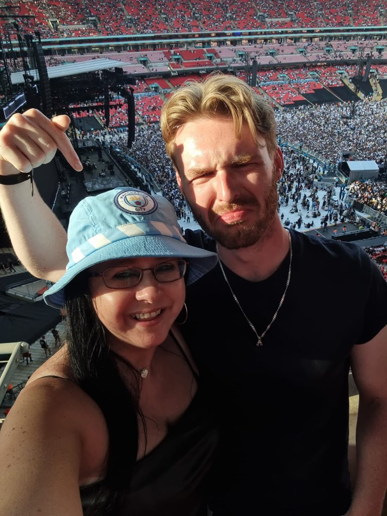 Can’t believe who they’ve stuck me next to at Oasis