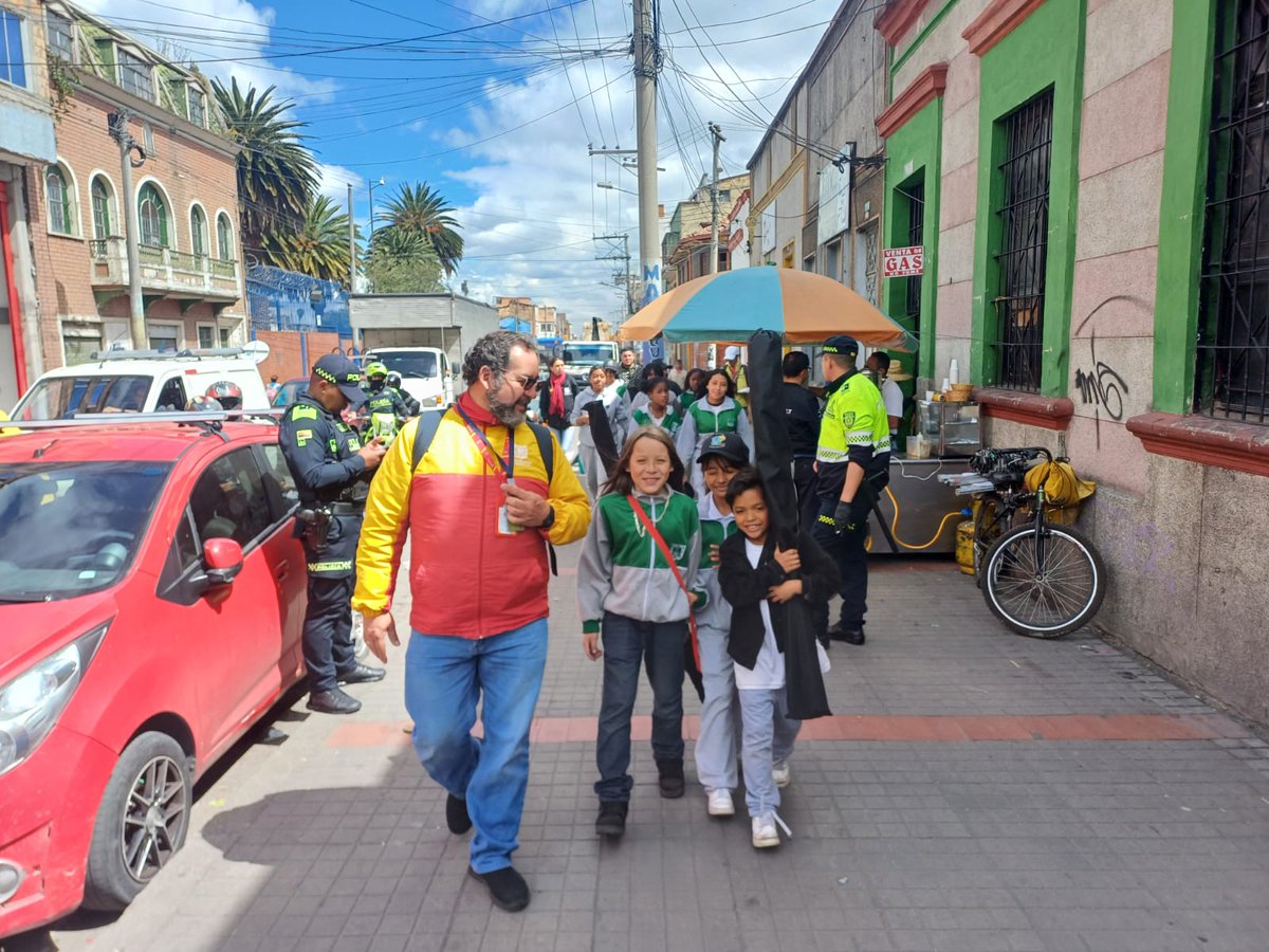 Educacionbogota's tweet image. La riqueza cultural y la sostenibilidad ambiental también hacen parte de nuestros #EntornosEscolaresInspiradores en los colegios públicos de Bogotá. Acompañamos el Carnaval de la Tierra del Colegio República de México IED y el proyecto del entorno San Bernardo que conforma la Red…