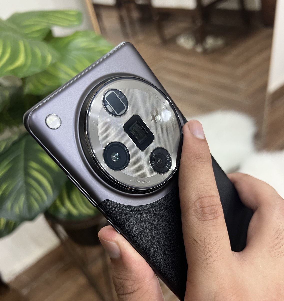 When people said these thicc camera bumps are useful for resting your finger, I didn’t believe them. 

But turns out they are actually pretty good at that. 😭

I find myself resting my finger on the bump all the time.