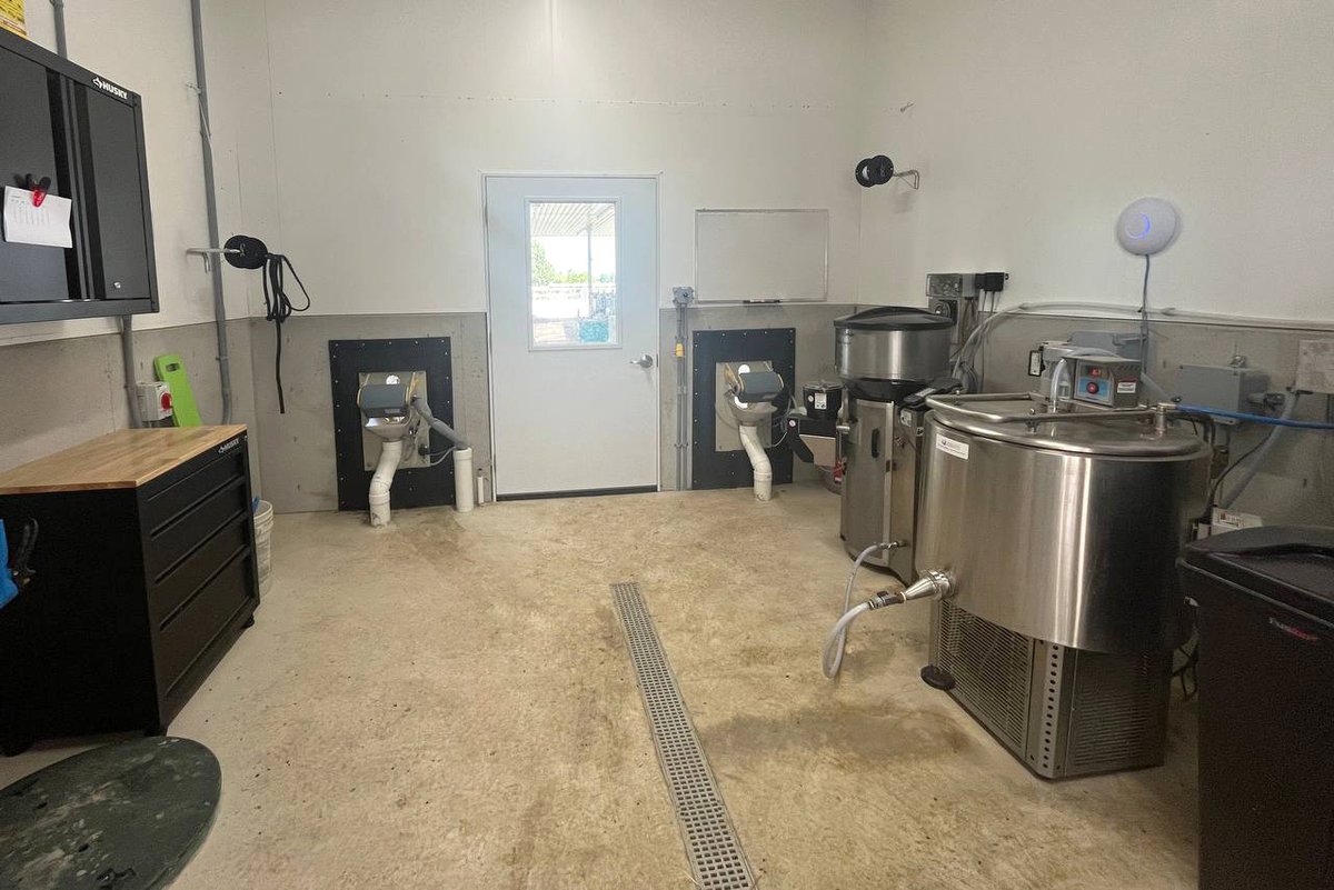 Heritage Hill Farms has a new helping hand in their calf facility!
This was a retrofit project that features an Automatic Calf Feeder with Hygiene Boxes and Additive Dispenser along with a Smart Tank and MilkCollector.

#Granriverrobotics #Forstertechnik