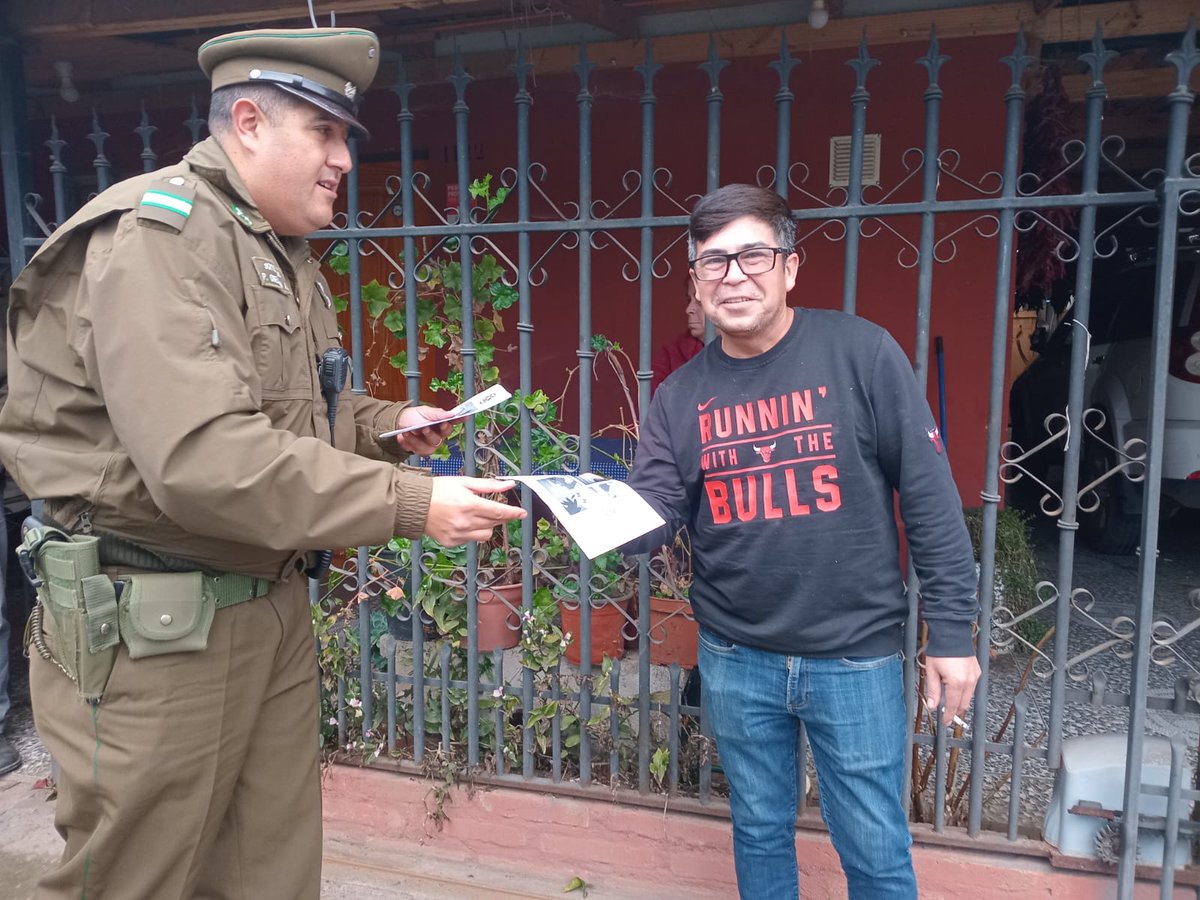 Para evitar el Robo desde domicilios,Carabineros comunitarios y la encargada de la Sala de la Familia de #SANJAVIER se entrevistó con vecinos de la Población#FelipeCamiroaga de #VillaAlegre y reiteró los consejos para prevenir este ilicito. Se entregó recomendaciones 🏡👮🏻💚👮🏻‍♀️🏡.