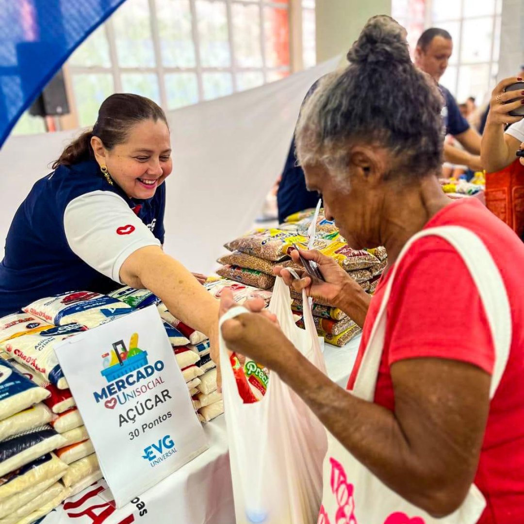 IgrejaUniversal's tweet image. EVG: no centro de Fortaleza (CE), o Mercado Social beneficiou 220 pessoas com itens da cesta básica, frutas e legumes. A ação aconteceu no último dia 20 para ajudar famílias que enfrentam insegurança alimentar na capital cearense. A iniciativa é oferecida em todo o país,…