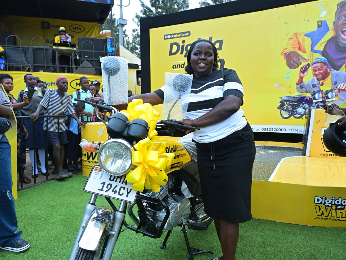 asiimireritah's tweet image. 🎉9th winner of #DigidaAndWin is Namara Faridah,a small hotel owner who came with her husband to claim her brand-new boda boda.
@KaroleKasita performance was also big highlight at this giveaway (Karole Kasita caller tune code is *170*20#)
#MTNCallerTunez #MakeYourDay
@mtnug