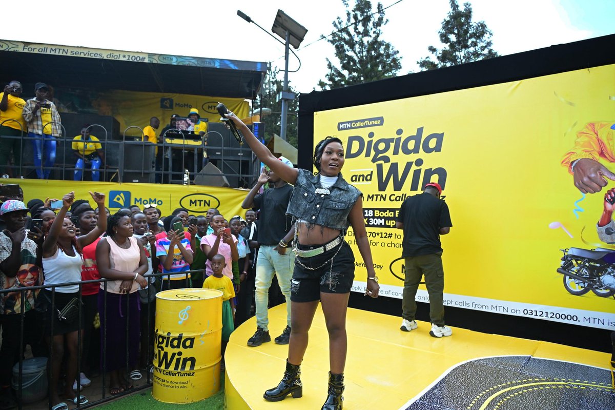 asiimireritah's tweet image. 🎉9th winner of #DigidaAndWin is Namara Faridah,a small hotel owner who came with her husband to claim her brand-new boda boda.
@KaroleKasita performance was also big highlight at this giveaway (Karole Kasita caller tune code is *170*20#)
#MTNCallerTunez #MakeYourDay
@mtnug