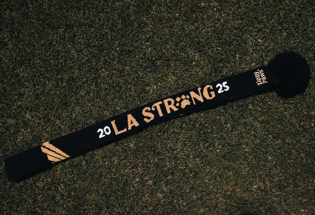 LAFC's tweet photo. Paws up 🐾
 
The first 10,000 fans in attendance today will receive a dog scarf 🐶

#LAFC | @ZippyPaws https://t.co/9CHOyE1Z03