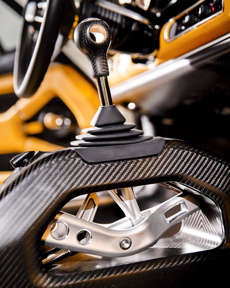 __el__toro__'s tweet image. Who does shifters better -- Singer or Spyker?

The good news is you can&apos;t lose either way as both understand form &amp;amp; function.

Our eyes are drawn to visually interesting shapes with contrasting, yet complimentary, finishes. Organic lines mixing effortlessly with machined…