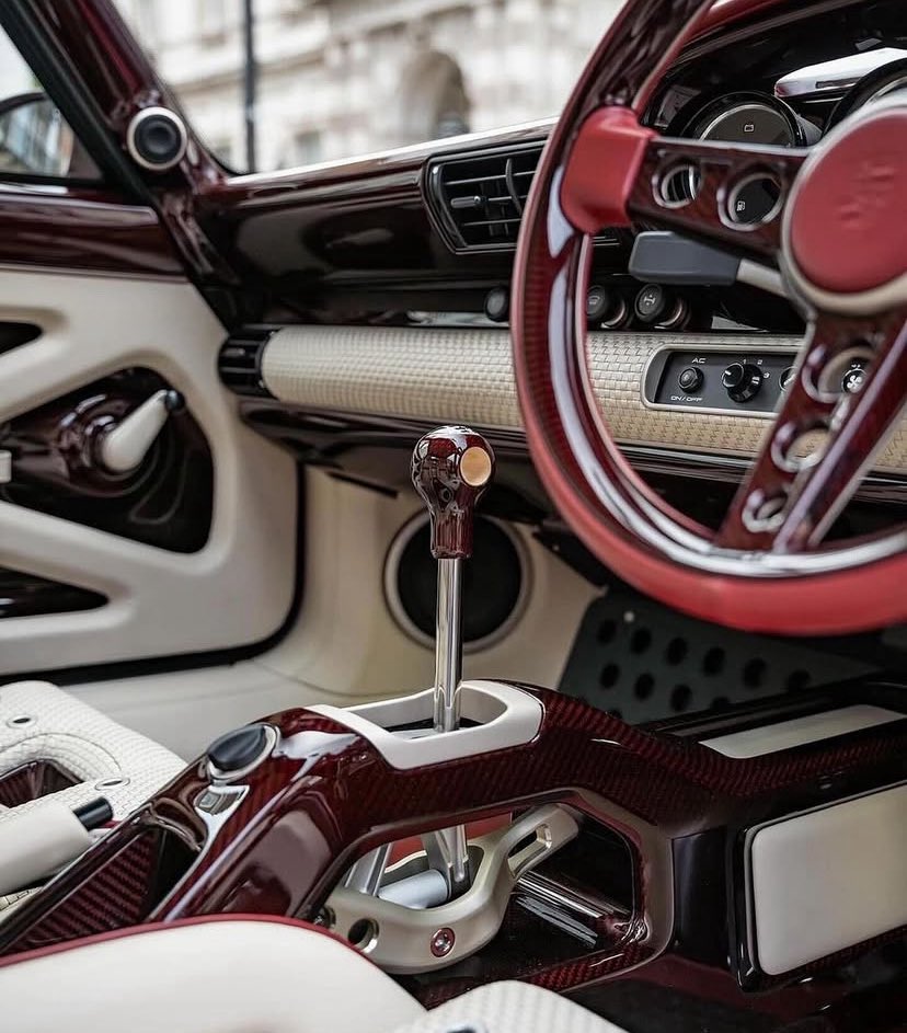 __el__toro__'s tweet image. Who does shifters better -- Singer or Spyker?

The good news is you can&apos;t lose either way as both understand form &amp;amp; function.

Our eyes are drawn to visually interesting shapes with contrasting, yet complimentary, finishes. Organic lines mixing effortlessly with machined…