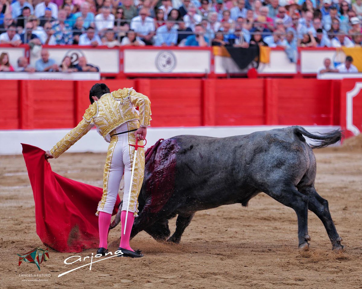 Lances de Futuro (@lancesdefuturo) on Twitter photo 🔵Santander🔵
Ovación para Jarocho tras lidiar a Milhebras, tercer toro de la tarde de <a href="/victorinotoros/">Victorino Martin</a> .
#feriadelnorte #toros #nohaybilletes 🔵Santander🔵
Ovación para Jarocho tras lidiar a Milhebras, tercer toro de la tarde de <a href="/victorinotoros/">Victorino Martin</a> .
#feriadelnorte #toros #nohaybilletes