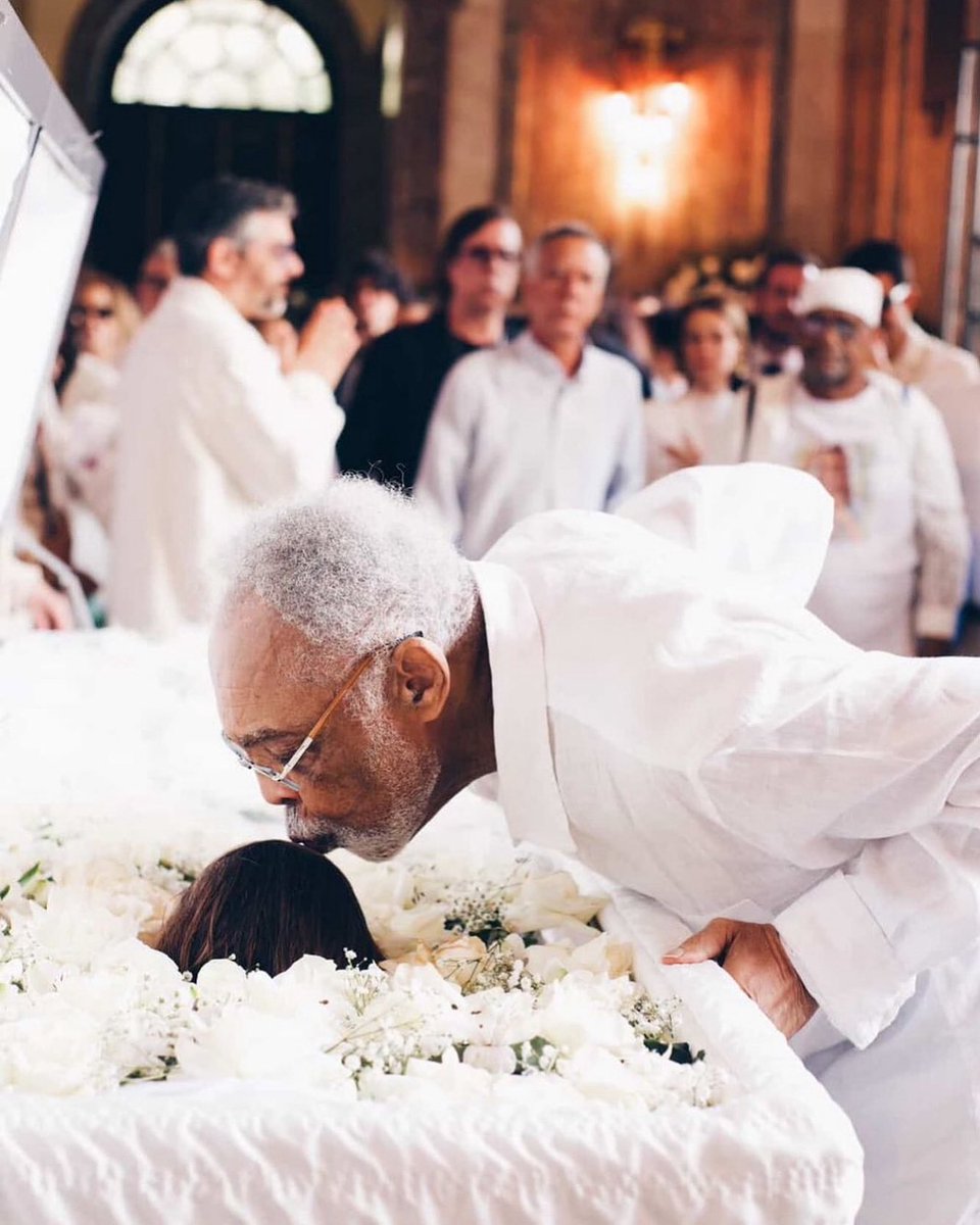 acervo_gil's tweet image. Com um beijo na testa, Gilberto Gil se despede de Preta. 🤍